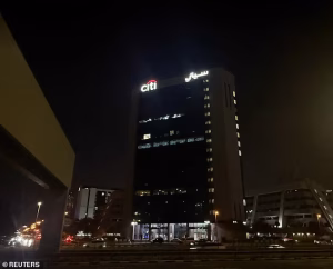 Standard Chartered ve Citi, İslam Cumhuriyeti’nden gelen, kendilerinin bir sonraki bomba saldırısı hedefi olabilecekleri yönündeki tehditler nedeniyle ofislerini tahliye etti.
