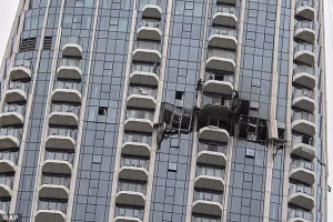 Perşembe sabahı, Dubai’de bir gökdelenin drone saldırısı sonrası büyük bir delik oluşmuş halde fotoğraflandı.